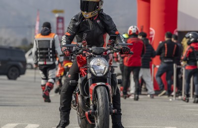 몬스터 1200R 입니다