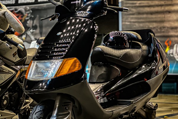 사실 베스파는 이 브랜드에서 만들어졌다?! (PIAGGIO HEXAGON 125)