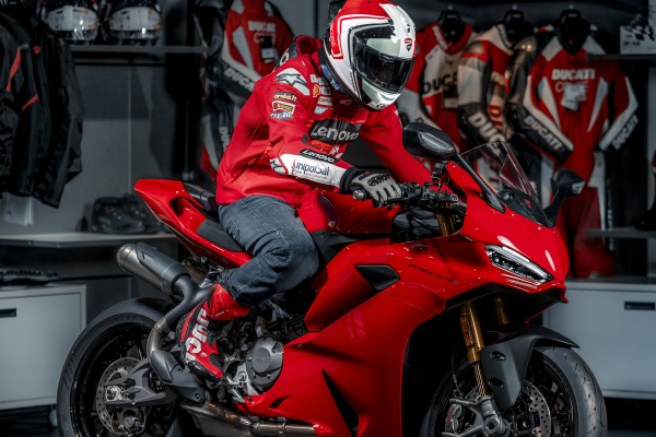 “The Crimson Command”-Ducati Panigale V2s